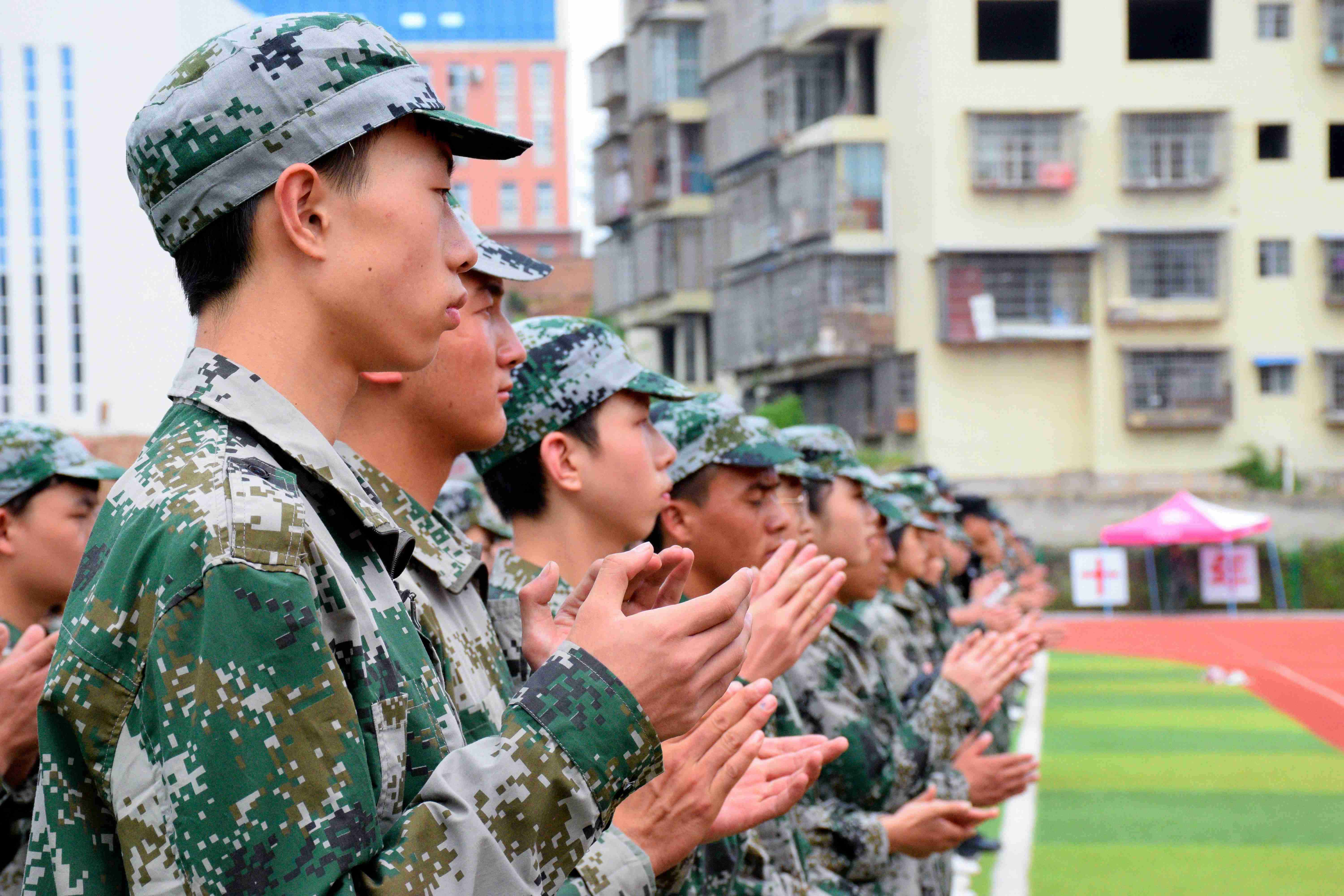 我校圓滿舉行2018年新生軍訓(xùn)匯報表演