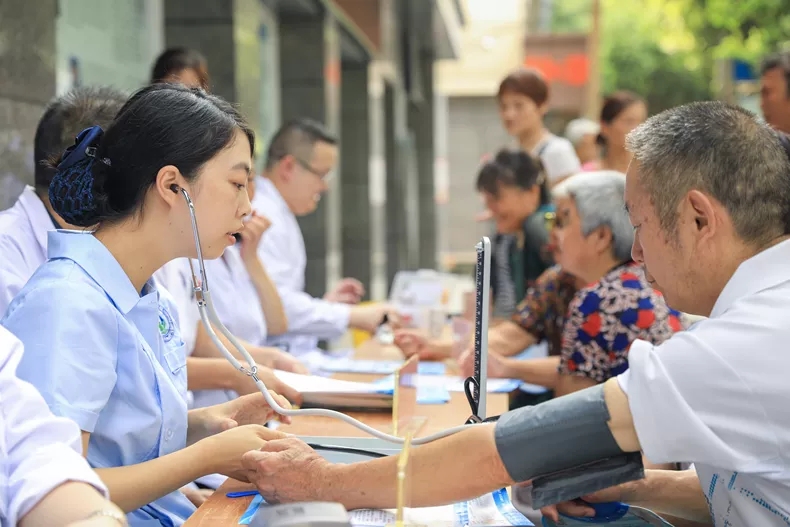 南充衛(wèi)生學(xué)校附屬醫(yī)院  第二屆“中國醫(yī)師節(jié)”義診活動