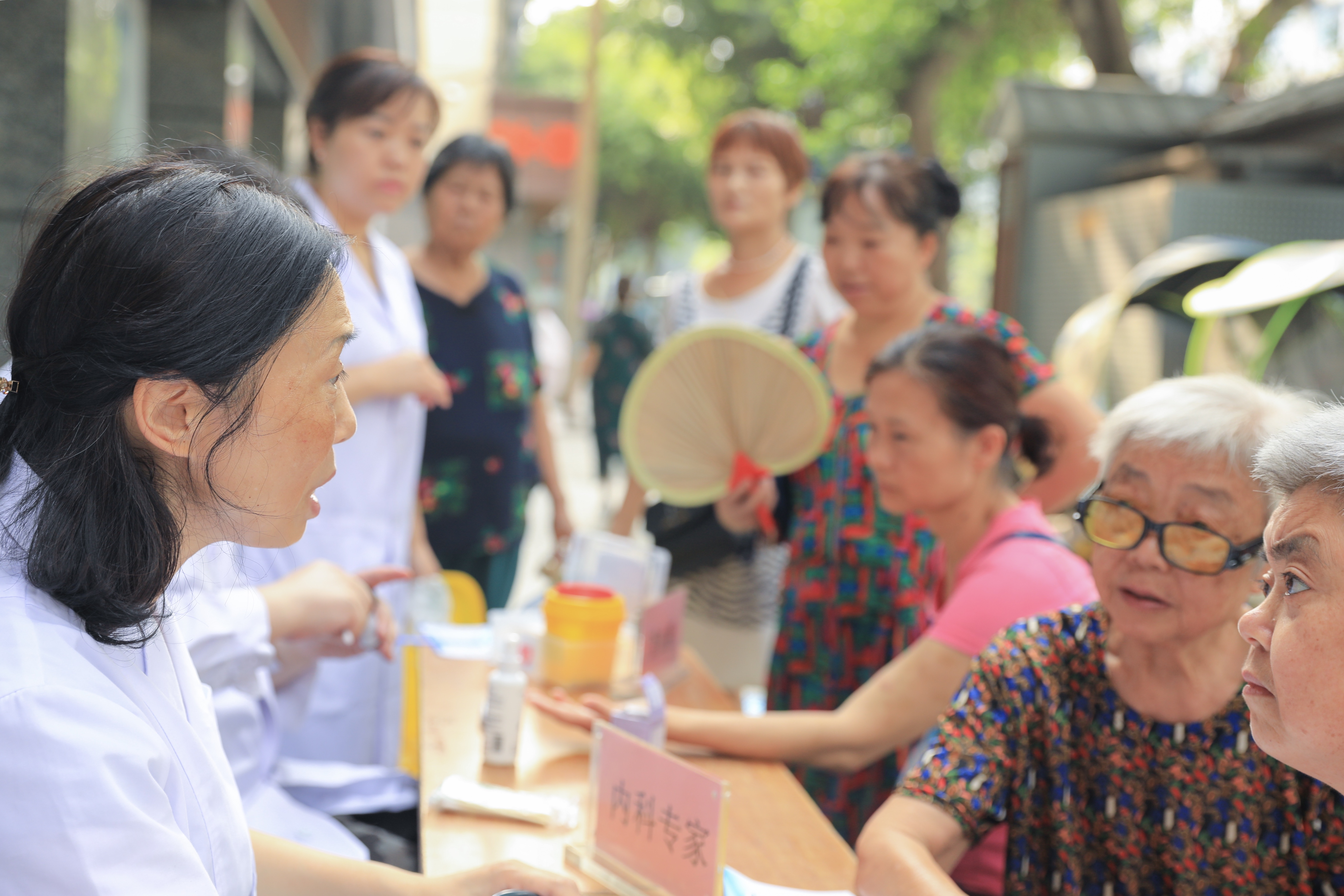 南充衛(wèi)生學(xué)校附屬醫(yī)院  第二屆“中國醫(yī)師節(jié)”義診活動