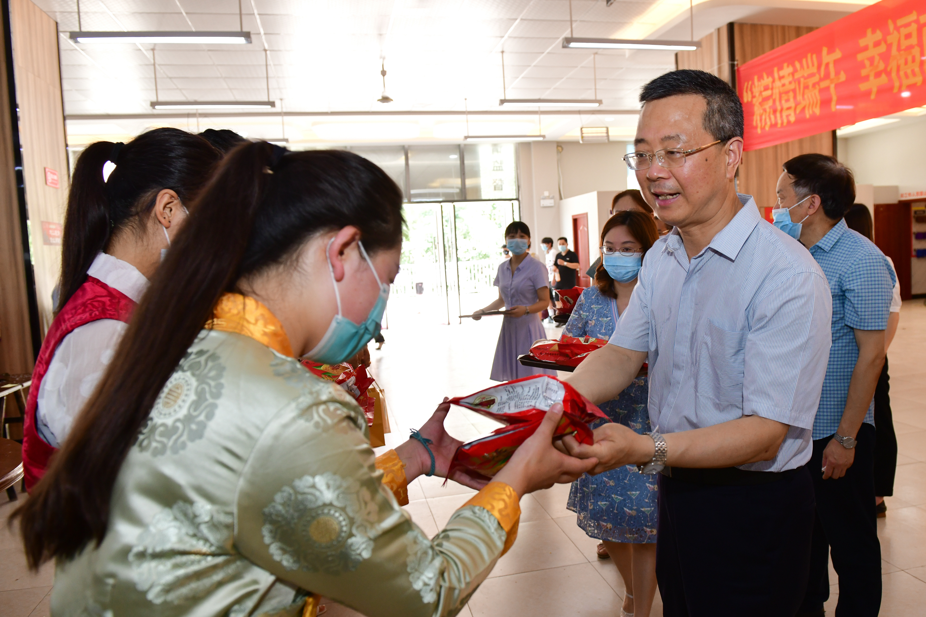 南充市政府副市長沈一凡一行蒞臨我校調(diào)研并看望慰問在校師生