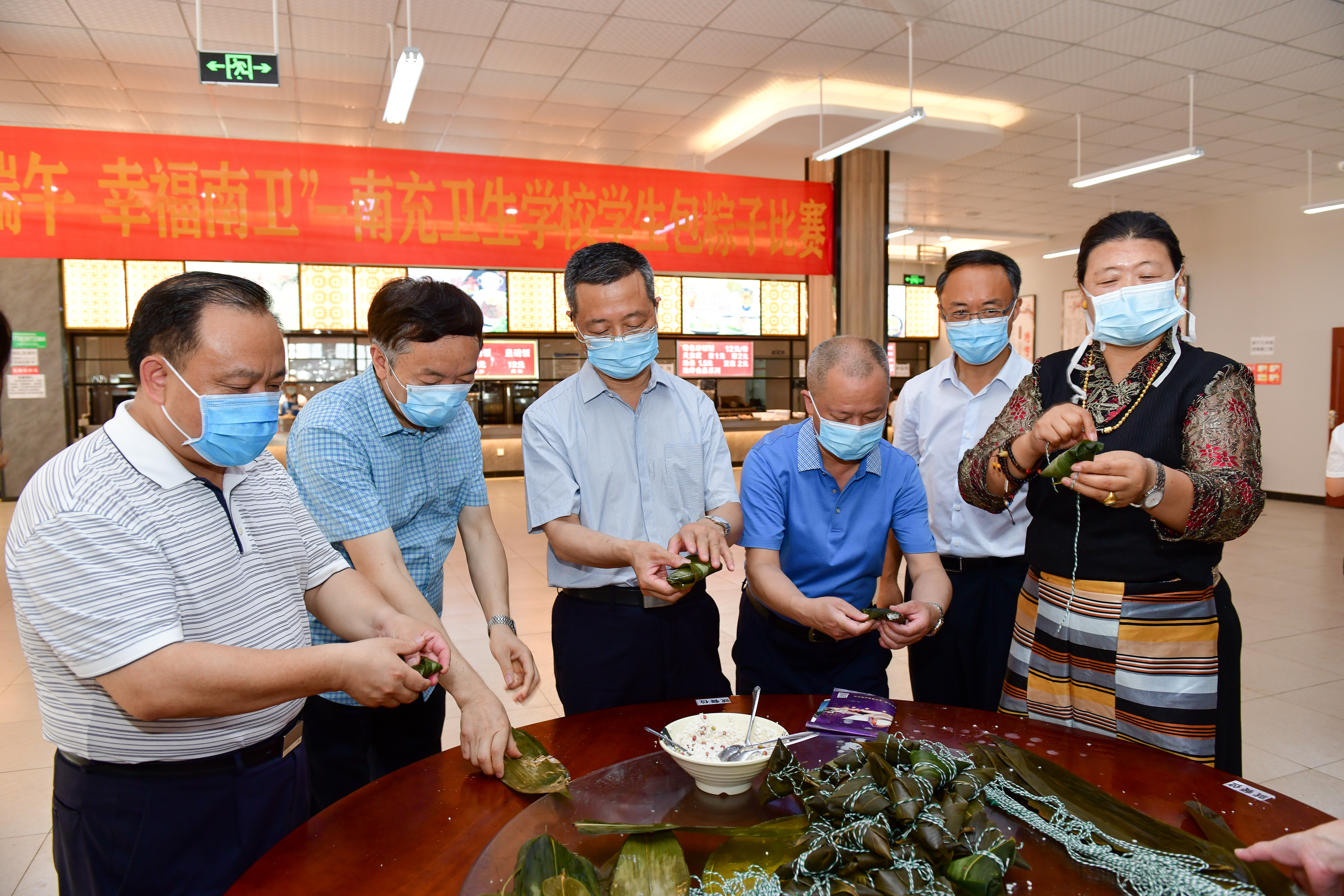 南充市政府副市長沈一凡一行蒞臨我校調(diào)研并看望慰問在校師生