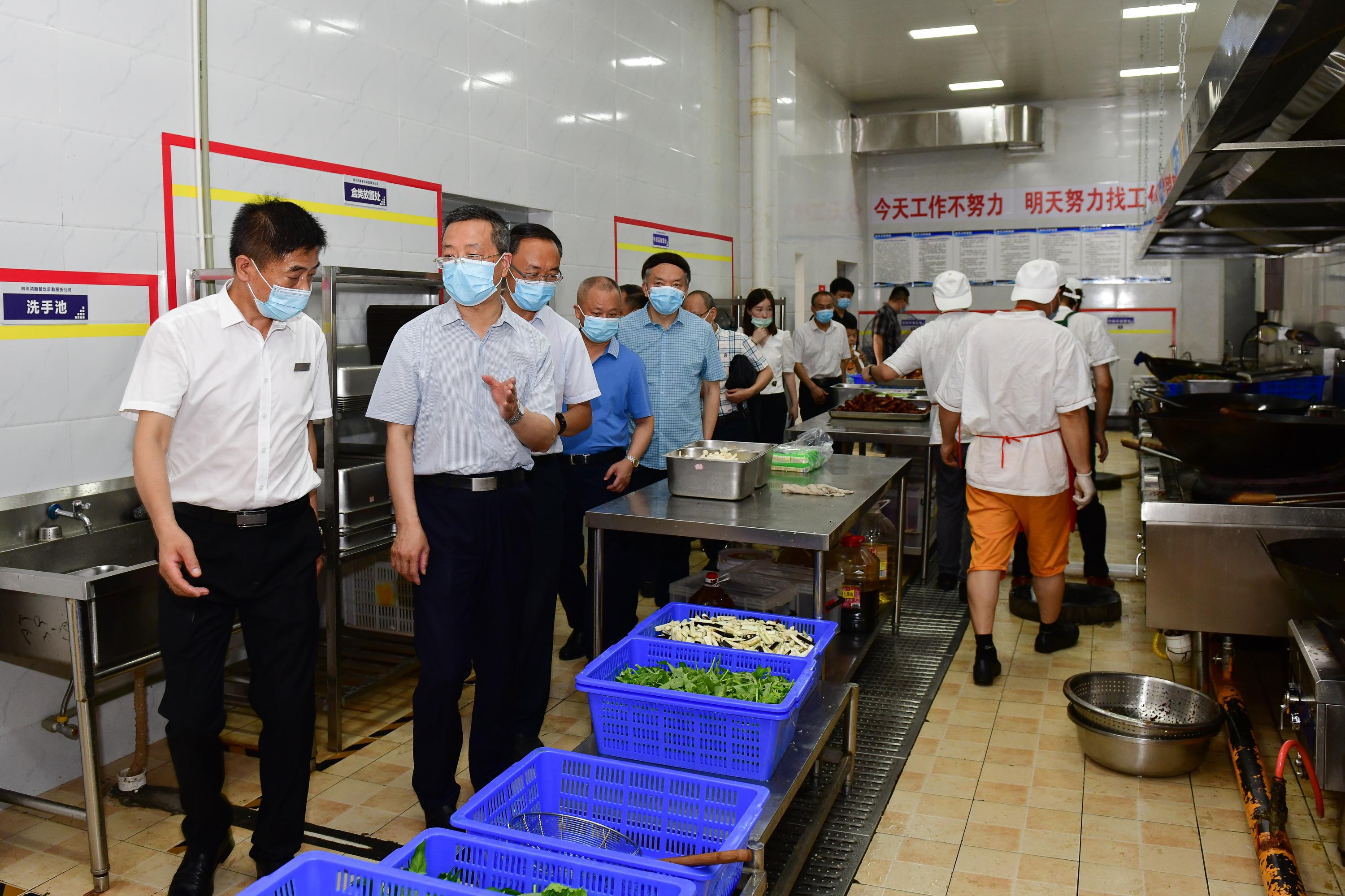南充市政府副市長沈一凡一行蒞臨我校調(diào)研并看望慰問在校師生
