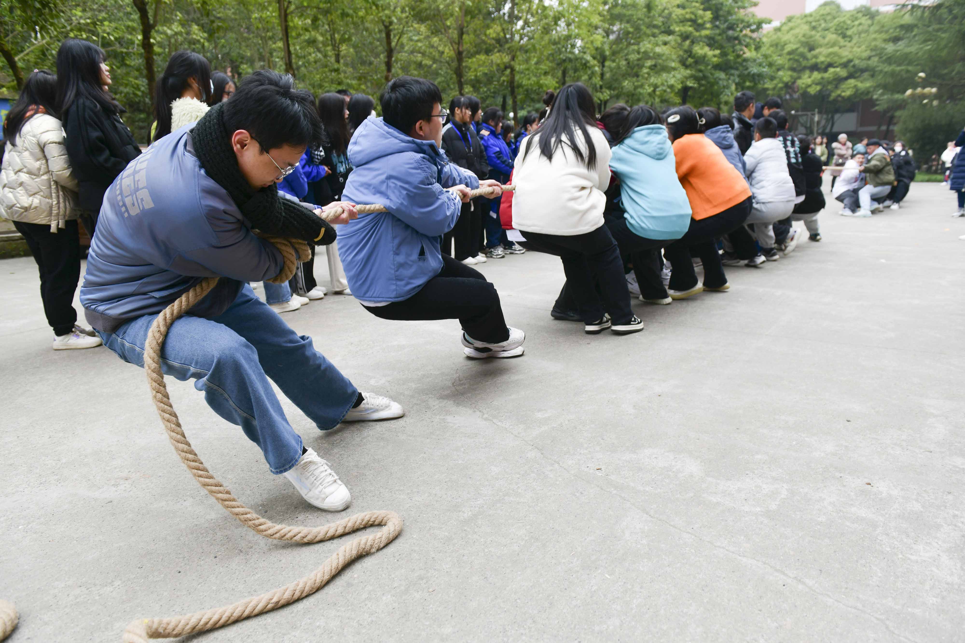 眾志成城一股繩，團(tuán)結(jié)一心展活力