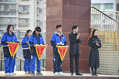 青春須早為 豈能長少年