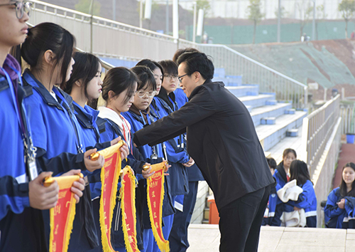 青春須早為 豈能長少年